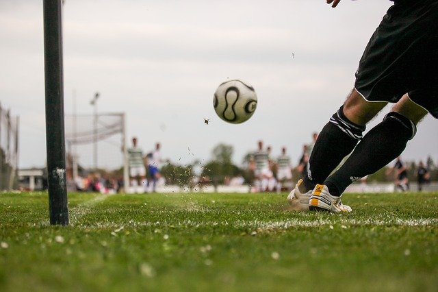 Maglie da calcio: i principali marchi ancora al fianco dei club